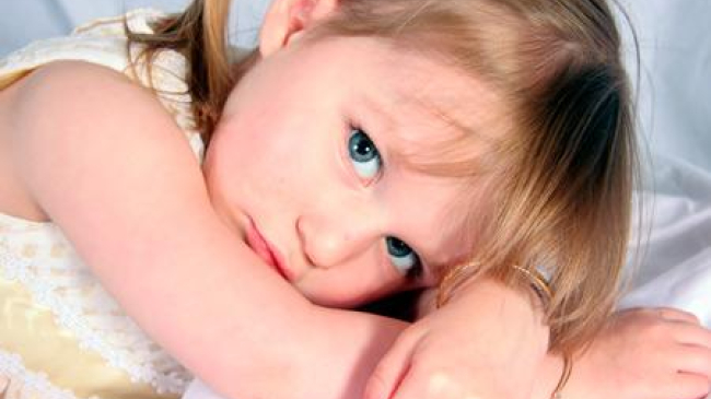 Pe micuţ îl doare burtica? Cauze, simptome, sfaturi