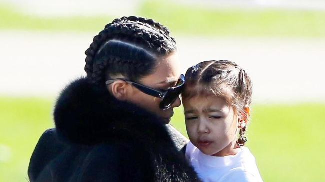 Ким Кардашьян перестала кормить грудью, чтобы не вызывать ревность Норт