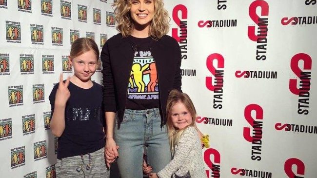 Дочки Глюк'oZы впервые вышли в свет и выступили на сцене