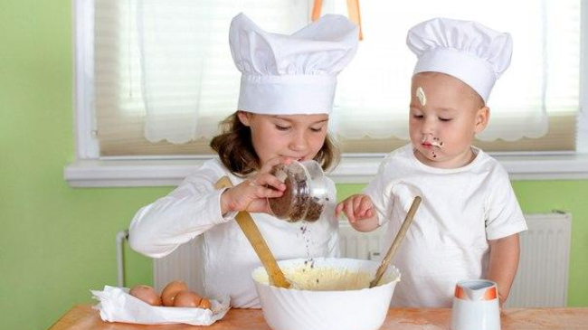 Cu ce să ocupăm timpul celor mici la bucătărie, cât gătim? Partea 2
