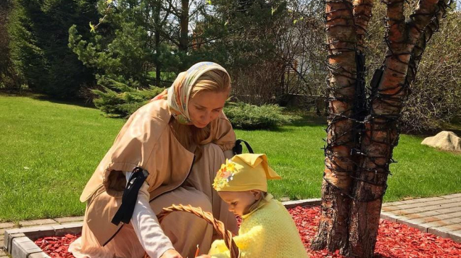 Татьяна Навка перестала скрывать лицо младшей дочери