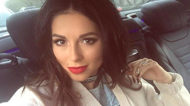 Поклонники обсуждают кольцо на безымянном пальце певицы Нюши