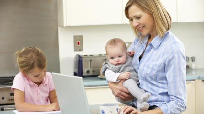 Родители подают своим детям плохой пример, проводя много времени в соцсетях