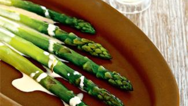 Весной ешьте зелёную спаржу. Рецепт спаржи с яичным соусом