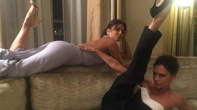 42-летняя Виктория Бекхэм продолжает хвастаться потрясающей растяжкой