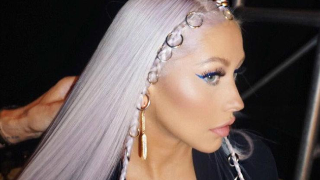 Лавандовые волосы и глубокое декольте: Кристина Агилера продолжает эксперименты