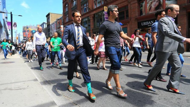 Мужчины прошлись на шпильках по Торонто