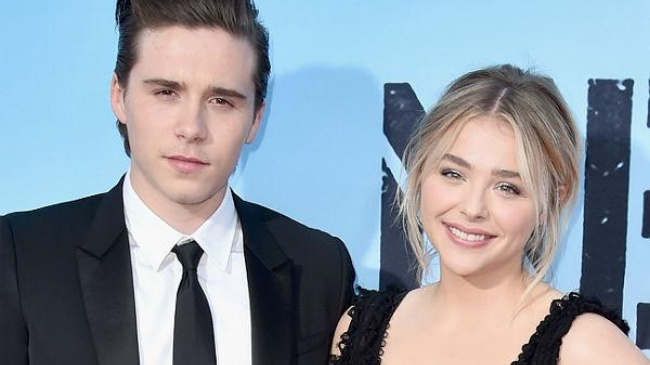 Fiul Victoriei și a lui David Beckham, Brooklyn s-a afișat alături de iubită