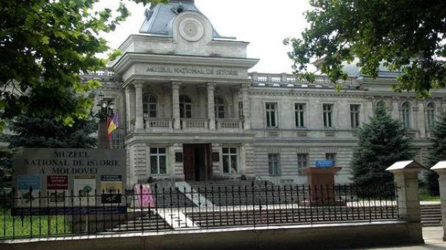 Flori și diplome. Cei mai buni muzeografi din Moldova au fost premiați de Ministerul Culturii