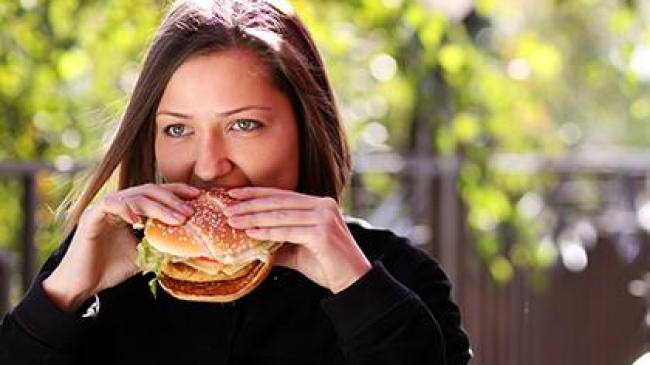 Плотность женской груди связали с подростковой диетой