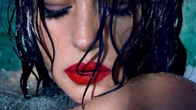 51-летняя Моника Беллуччи в новой роскошной фотосессии в бассейне