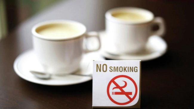 Au rămas zile numărate până la interzicerea fumatului în locurile publice închise