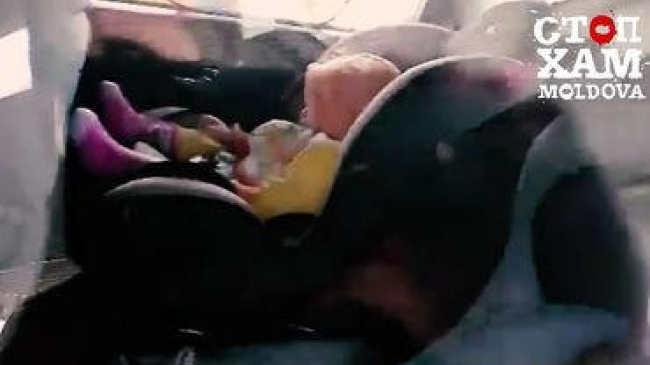 В Кишиневе родители оставили ребенка в запертой машине