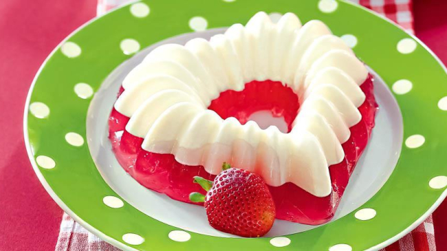 Jeleu în două straturi cu căpșuni