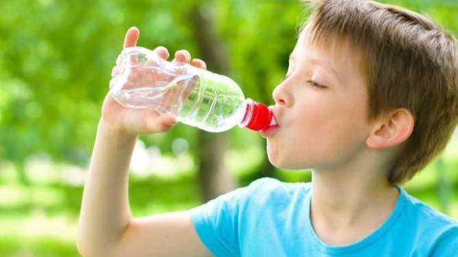 Пластиковые бутылки разрушают детские зубы