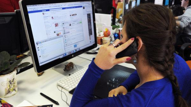 Молодежь "висит" в соцсетях 50% рабочего времени