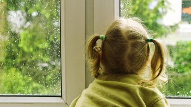 Specialiştii atenţionează că plasele contra insectelor reprezintă un pericol pentru copii