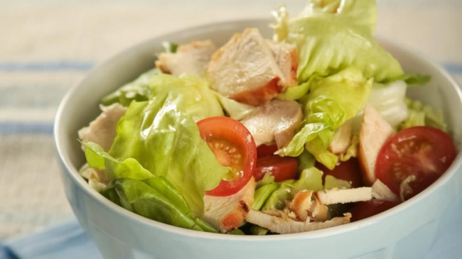 Salată de pui cu miere și muștar