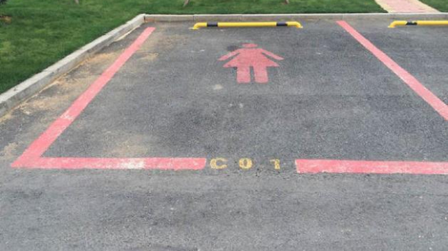 В Китае открылась парковка для женщин, которые не умеют парковаться