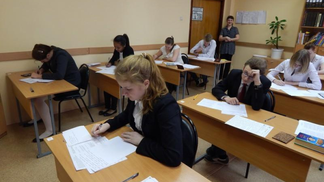 Peste 30.000 de elevi de clasa a IX-a susțin examenul la matematică