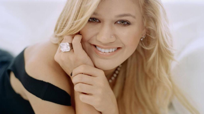 O cantareata celebra este insarcinata!