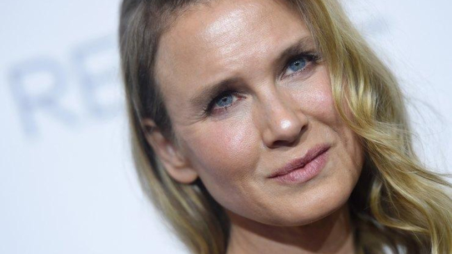 Рене Зельвегер показала новое лицо без грима на обложке глянца