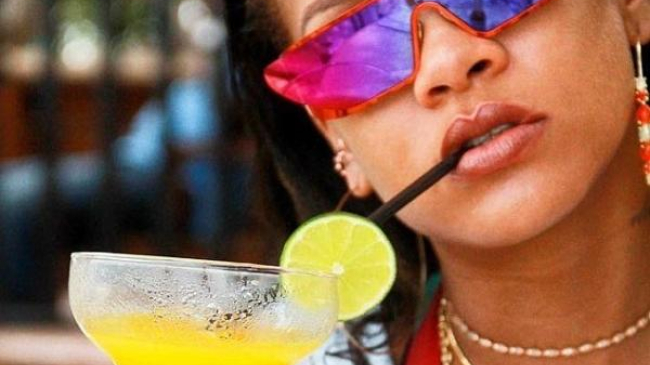 Rihanna a pozat incredibil de provocator pentru prietena ei!