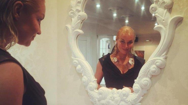 Анастасия Волочкова получила в подарок необычное колье со своим портретом