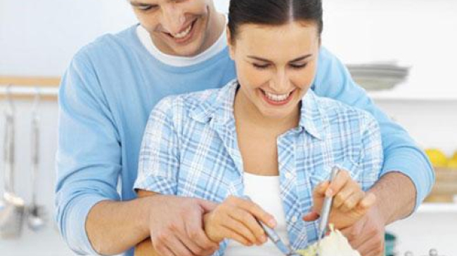 Пары, которые разделяют бытовые обязанности, счастливее тех, кто этого не делает