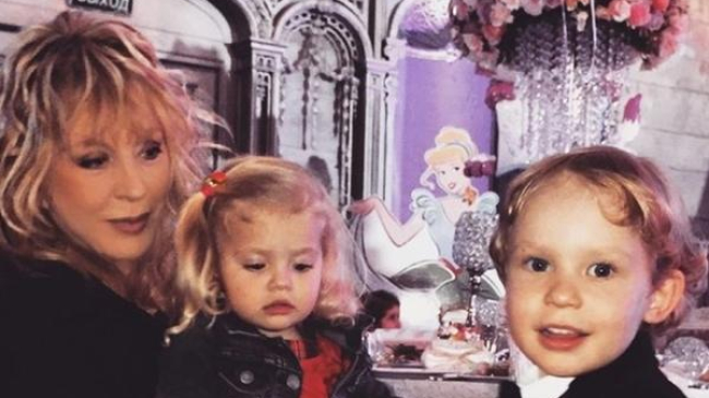 Alla Pugaciova, intr-o vacanta impreuna cu copiii sai, la Yurmala! S-au cazat intr-o vila de lux, in valoare de 15 milioane de euro