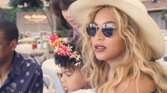 Дочь Бейонсе погрозила пальцем папарацци, запрещая ее фотографировать