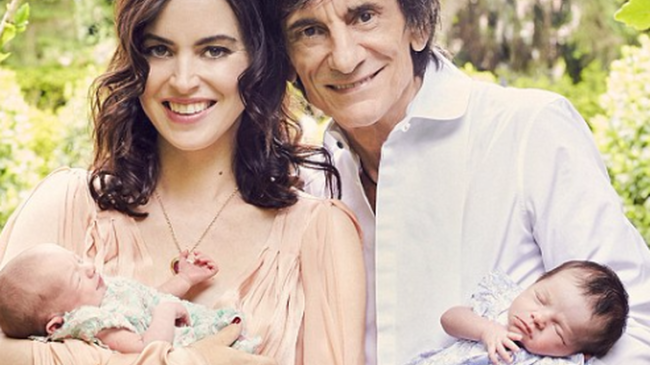 69-летний Ронни Вуд впервые показал своих новорожденных близняшек