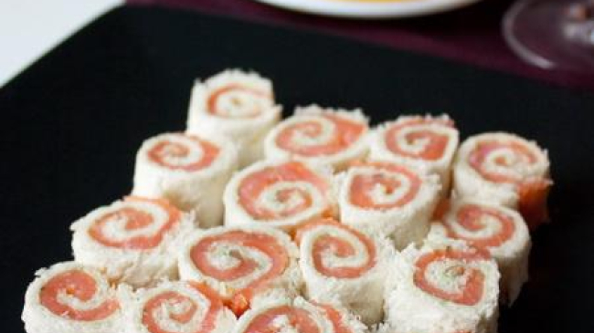 Role din somon cu pâine şi caşcaval