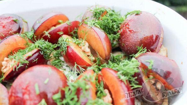 Куриная грудка со сливами