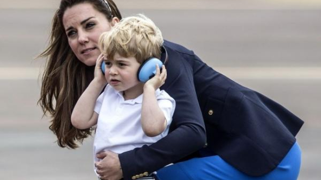Kate Middleton, o mamica grijulie. Cum l-a consolat pe micutul George in fata a zeci de oameni