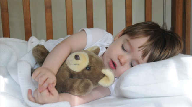 La ce vârstă îi cumpărăm copilului pernă? Facem alegerea corectă