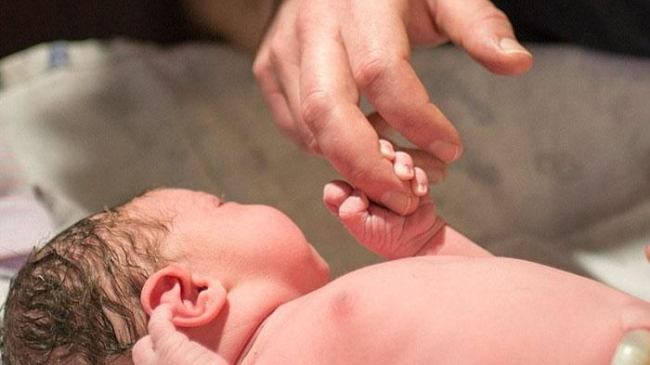 În timp ce năștea, această femeie făcea și poze! Galeria foto realizată de tânăra mămică