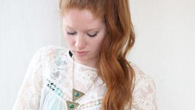 O metodă ingenioasă de a prinde părul în coadă înaltă și lungă