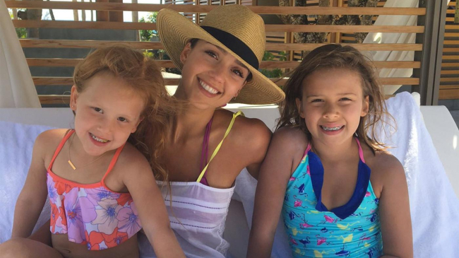 Джессика Альба благодарит судьбу за красавиц-дочерей