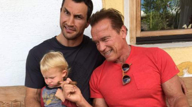 Арнольд Шварценеггер угостил малолетнюю дочь Владимира Кличко сигарой