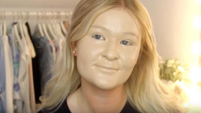 Бьюти-блогер из Швеции нанесла на лицо сто слоев тонального крема