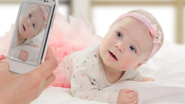 Психологи объяснили, почему мамы любят размещать фото детей в соцсетях