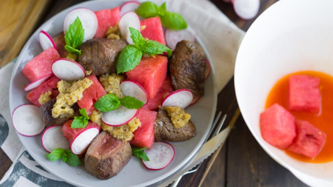 Salată cu pepene verde și sos special