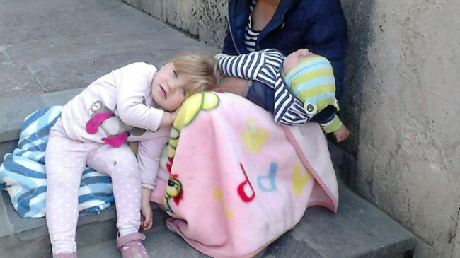 Poliția reacționează la o fotografie publicată pe internet în care o femeie cerșește cu doi copii minori