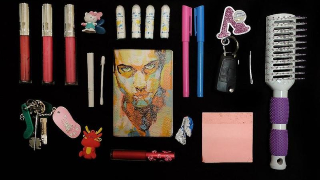 Женщины показали, что носят в своих сумочках