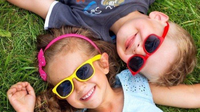 Copiii şi ochelarii de soare – moft sau necesitate