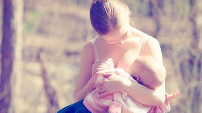 Alăptarea în locurile publice – probleme de pudicitate