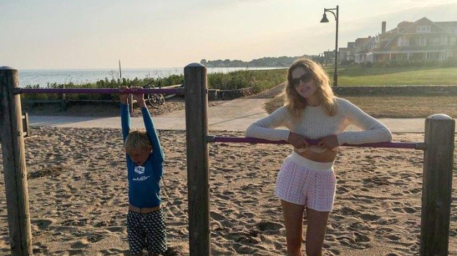 «Худышка»: многодетная мама Наталья Водянова показала фигуру на отдыхе