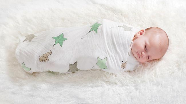 „Pachețelul” iubit: trebuie sau nu să înfășăm bebelușul