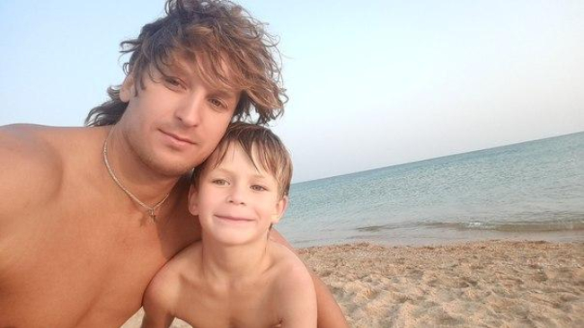 Тренер по плаванию спас семью, унесенную в море на матрасе